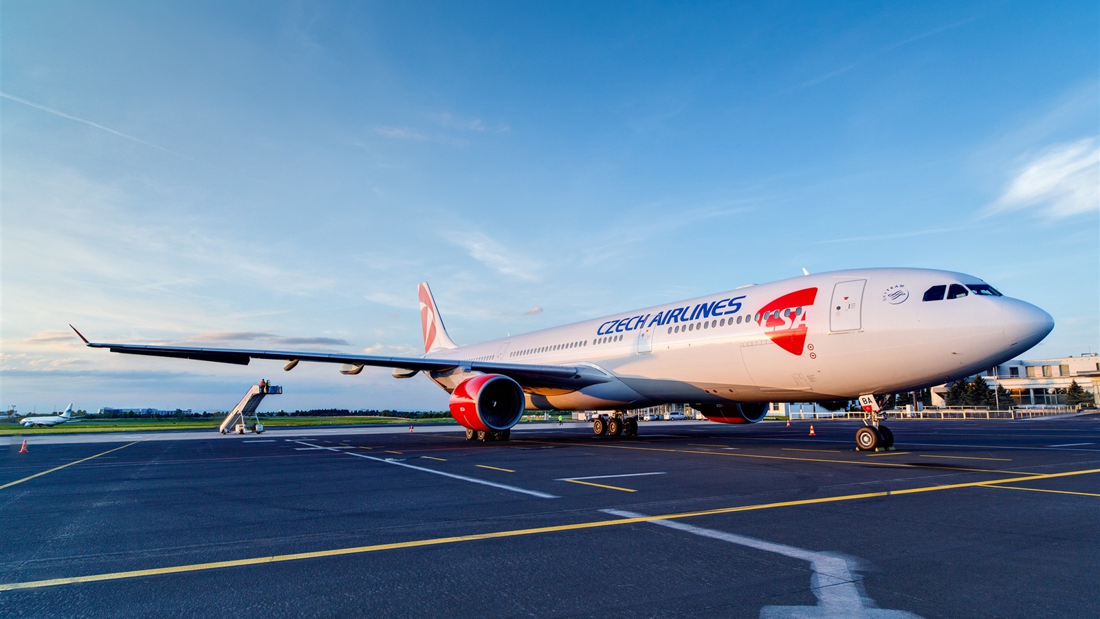Passenger-aircraft-Airbus-A330-airport_1600x900.jpg